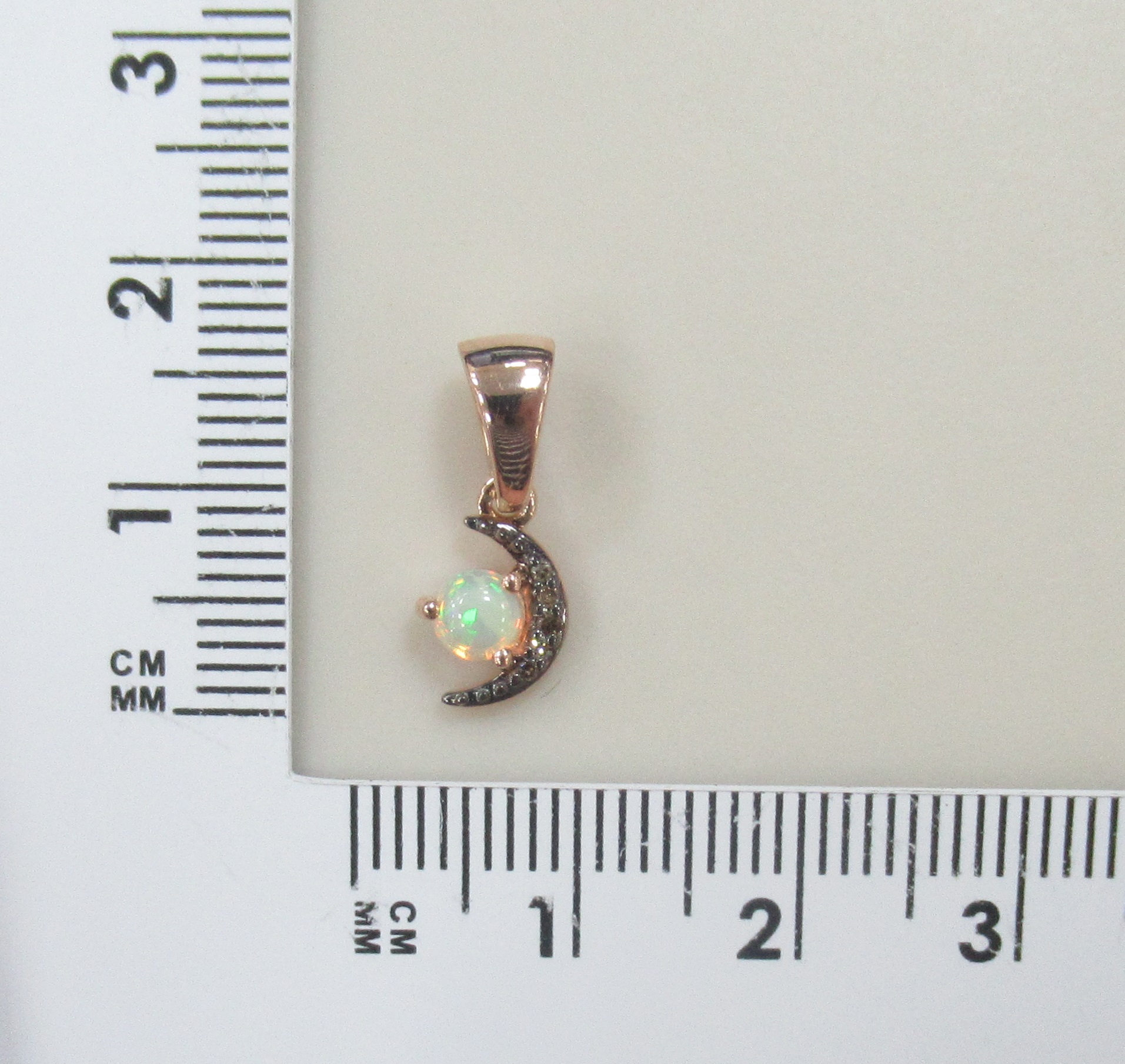 Серебряная подвеска с опалом и бриллиантами